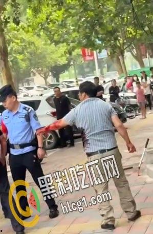 真男人只用拳头解决问题，河北石家庄赞皇街头上演两男子肉搏战 白衣男子被打得血都喷出来了还能再战-4