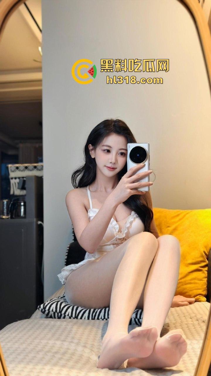 深夜人妻性爱缠绵后全裸做饭，全身赤裸全程低头忙活，被好邻居全程偷拍，巨乳大奶格外引人注目！-2