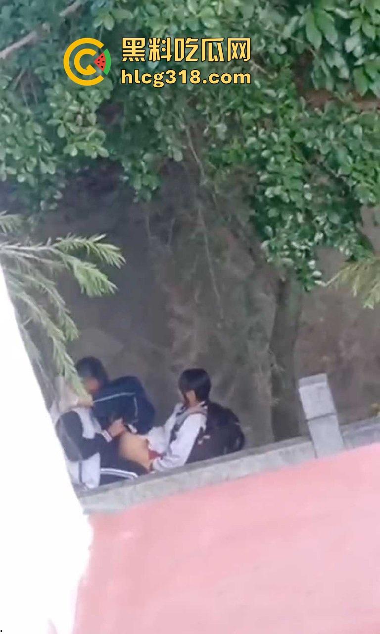 高中校园角落学生情侣激情野战被偷拍 ！她校服半敞 奶子白嫩 小美女上位骑乘表情淫荡享受！-4