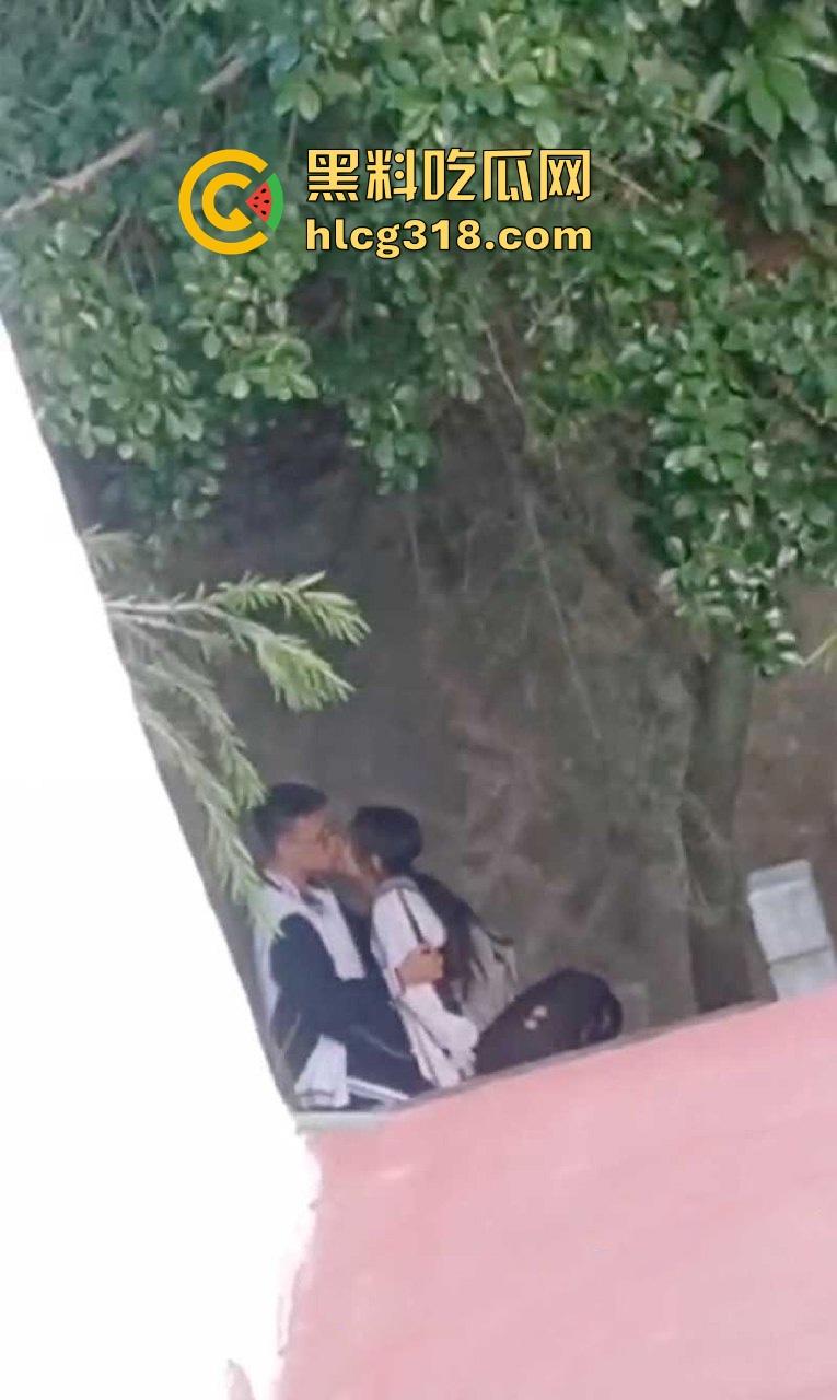 高中校园角落学生情侣激情野战被偷拍 ！她校服半敞 奶子白嫩 小美女上位骑乘表情淫荡享受！-5