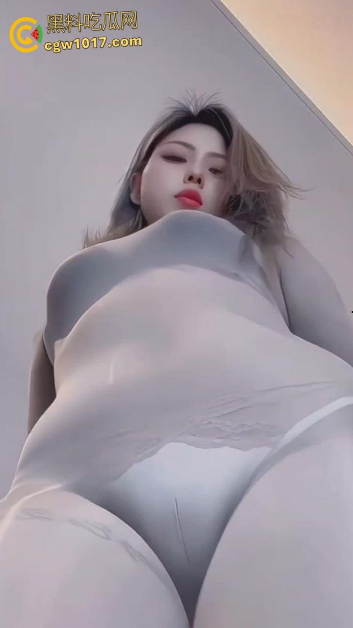 快手少妇眼镜妹【猫儿】，紧身衣骚舞大秀，连体灰丝随着音乐节奏扭动淫体，骆驼趾忽隐忽现挑逗至极！-6