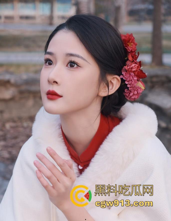 重口人妻玩极限扩阴，菊花被插着自慰棒，小玩具害刺激着阴蒂，逼逼还被拳头生生硬塞，呻吟声不断！-2