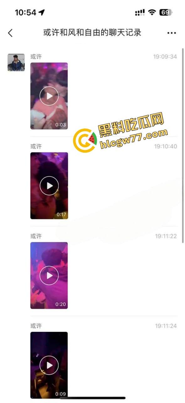 酒吧内富婆嘴对嘴亲大学生帅哥30秒，全场看傻小鲜肉抱紧名牌包，直接亲进人生新剧本！-1