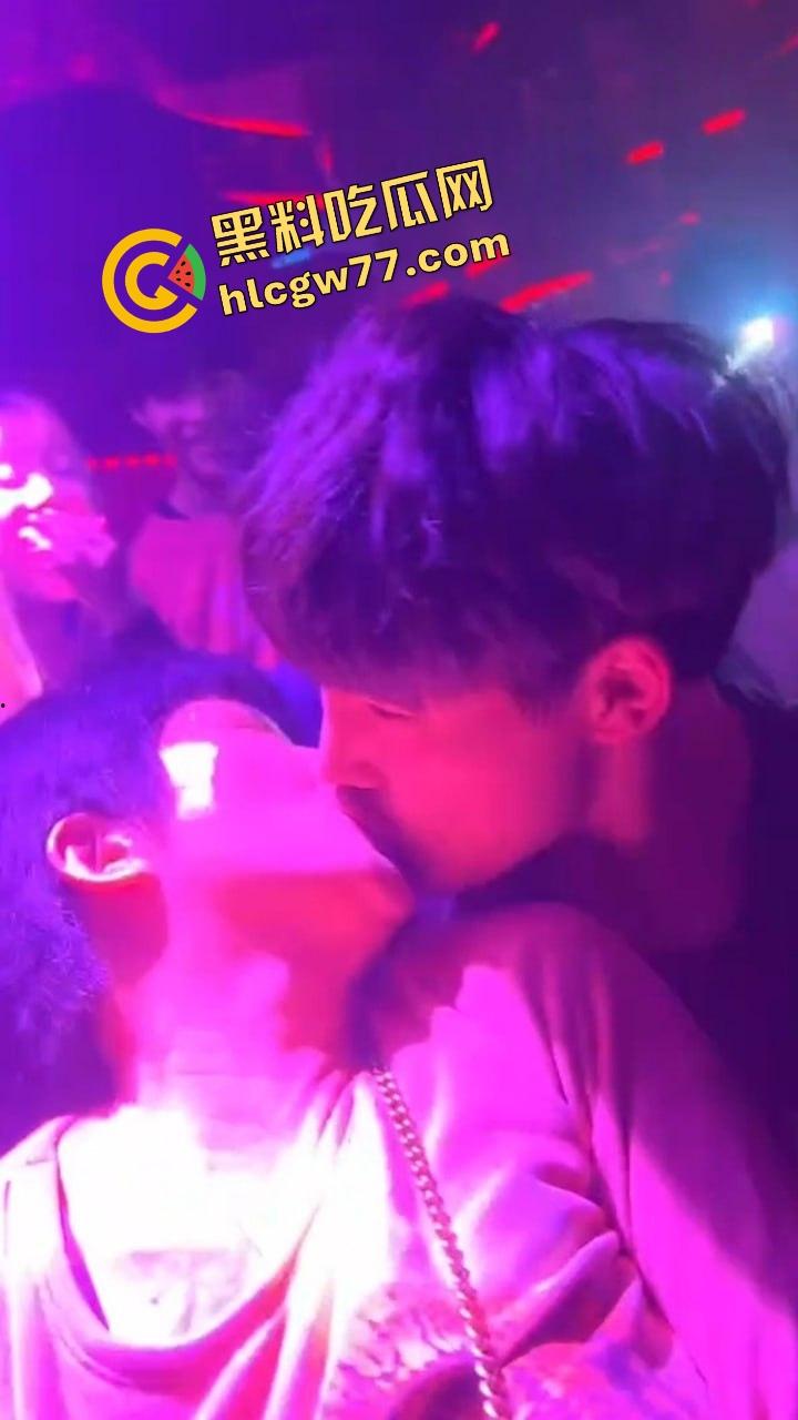 酒吧内富婆嘴对嘴亲大学生帅哥30秒，全场看傻小鲜肉抱紧名牌包，直接亲进人生新剧本！-5