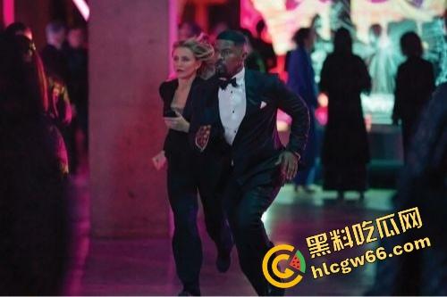 2025最新动作猛片《重返行动》震撼来袭！顶级特工夫妻重出江湖，一边打架一边撒狗粮，燃爆全场！-5