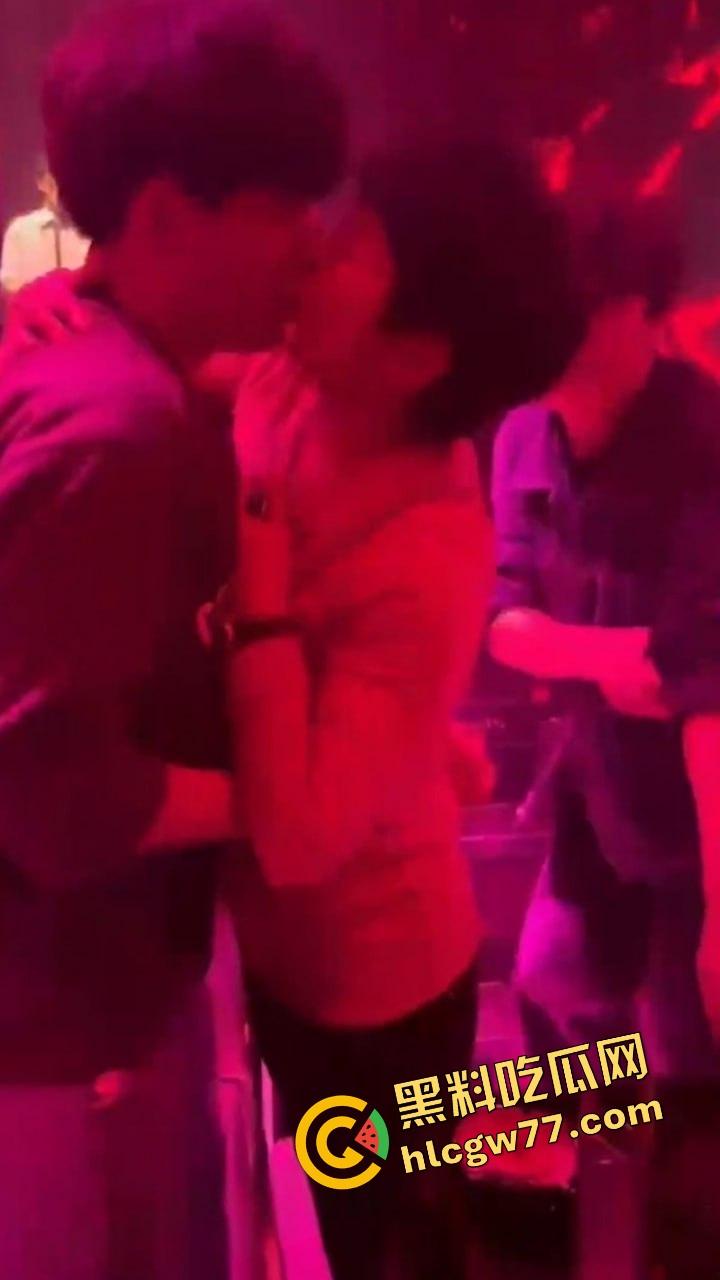 酒吧内富婆嘴对嘴亲大学生帅哥30秒，全场看傻小鲜肉抱紧名牌包，直接亲进人生新剧本！-8