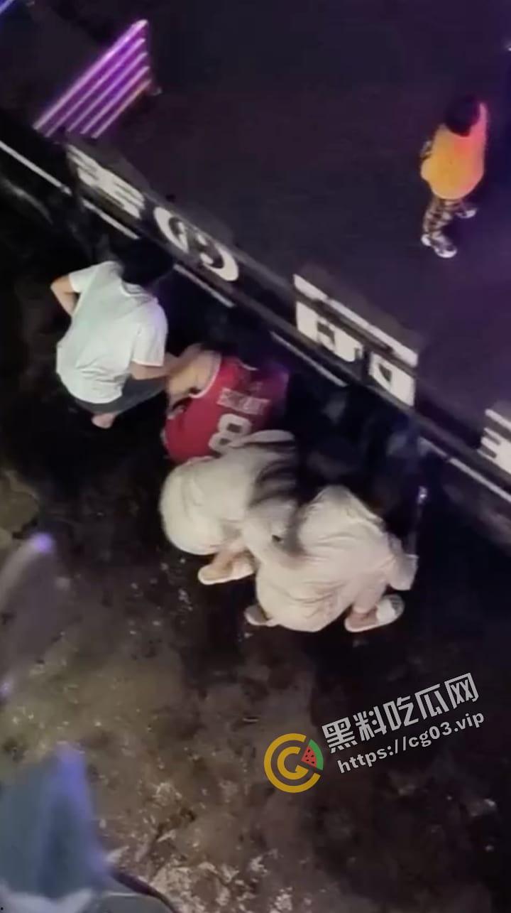 小仙女集美  在宿舍喝二锅头加青霉素 上头耍酒疯跳楼 吓坏辅导员 救护车都来了-4