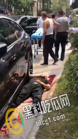 江苏省靖江市突发刑事案件，疑似争抢车位，白衣男子直接抽出随身携带的刀捅死黑衣男子-4