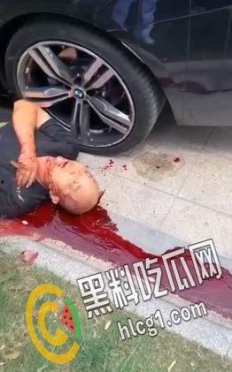 江苏省靖江市突发刑事案件，疑似争抢车位，白衣男子直接抽出随身携带的刀捅死黑衣男子-5