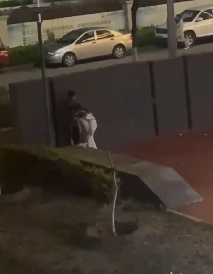 情到深处舔鸡巴 饥渴小情侣躲在围墙后激情吃鸡 路边监控拍下全程 就不能找个没人的地方？-6