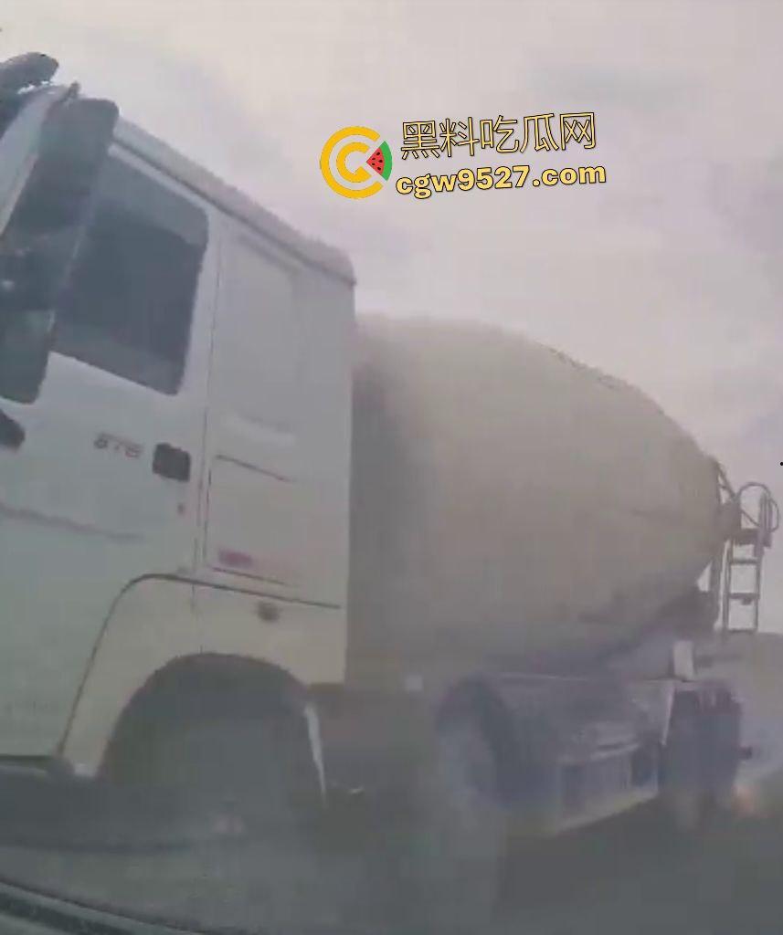 内蒙古赤峰水泥罐车失控狂撞！小米YU7成救命神器，车毁人安车主倒车神速变藤原拓海！-3