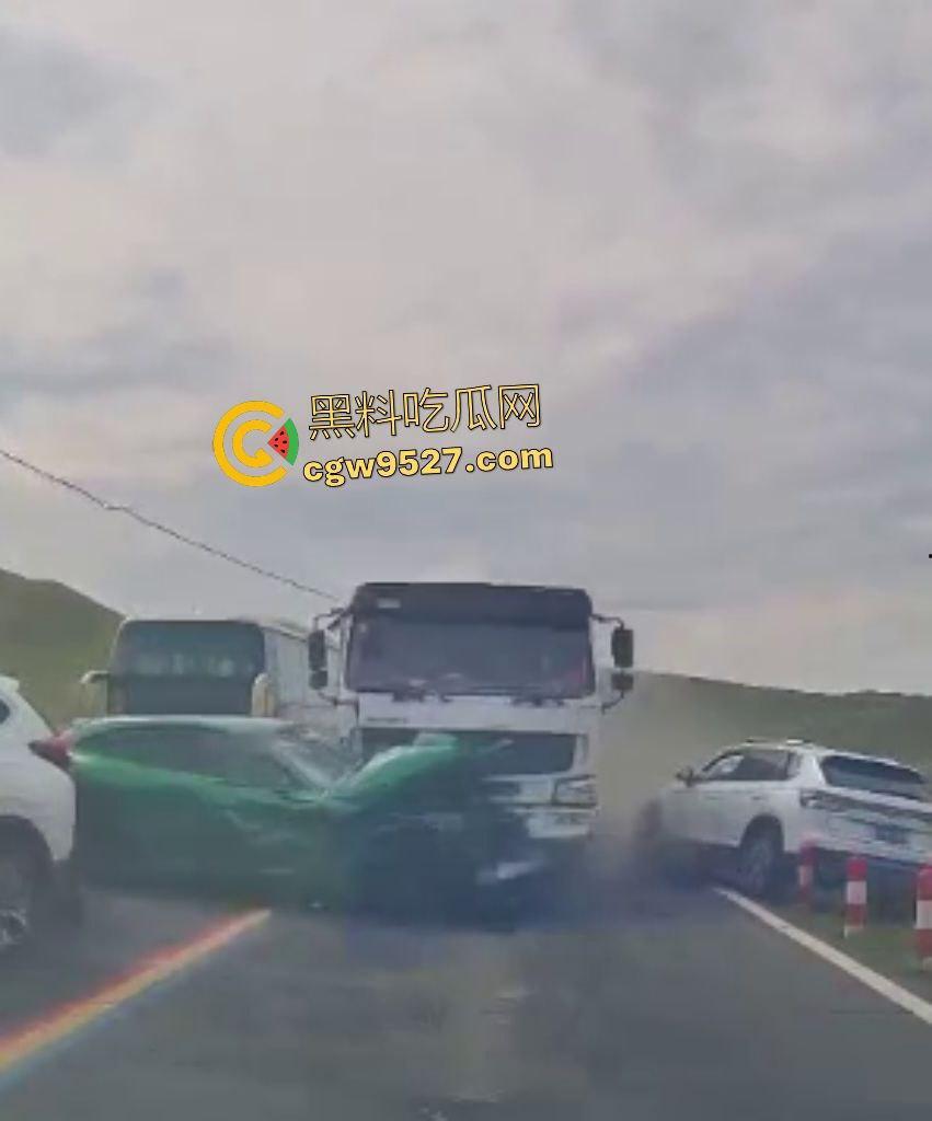 内蒙古赤峰水泥罐车失控狂撞！小米YU7成救命神器，车毁人安车主倒车神速变藤原拓海！-5
