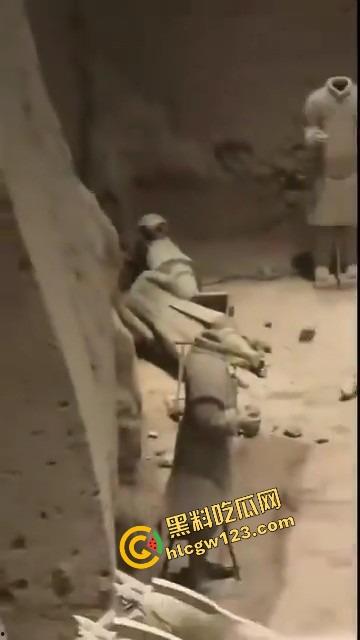 陕西兵马俑博物馆突发迷惑行为，男子纵身跳俑坑，推倒两尊陶俑再原地卧倒捂脸装雕像，景区直接封馆！-3