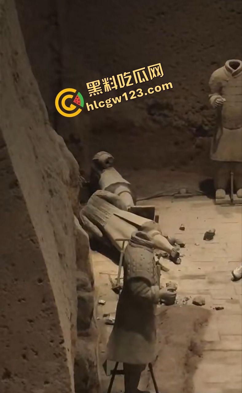 陕西兵马俑博物馆突发迷惑行为，男子纵身跳俑坑，推倒两尊陶俑再原地卧倒捂脸装雕像，景区直接封馆！-6