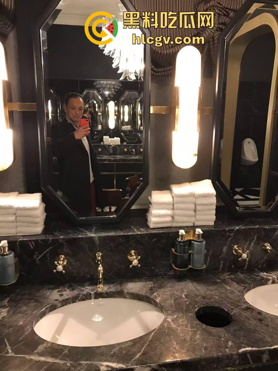 秃头洋奴舔外国屁眼，吹嘘高级商场厕所，老外的屎是巧克力味的？-1