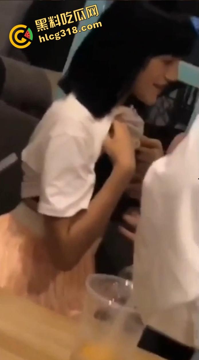 假期同学聚会，骚女现场主动强干男同学，反客为主男的被骑到脱力，男孩子一定要保护自己！-11