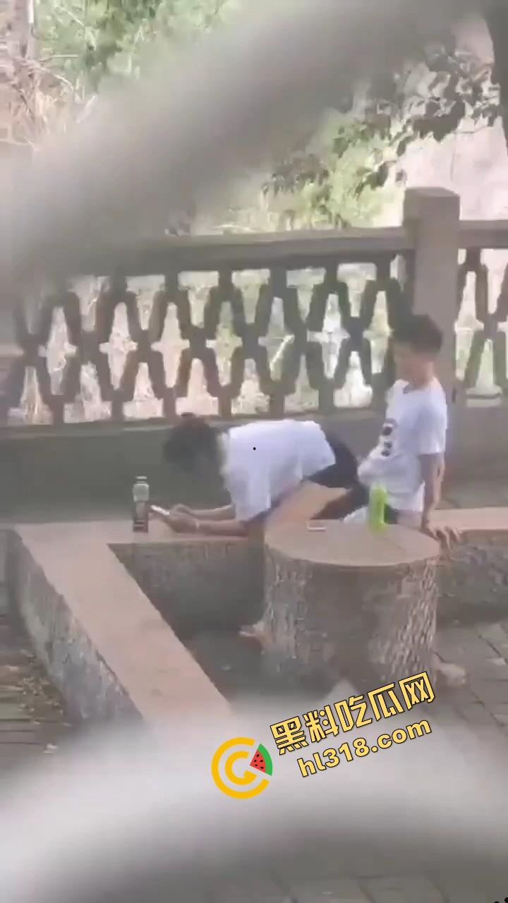 两高中生逃课白天公园偷开房，野战打炮连安全套都来不及戴，阳光下直接开始啪啪，青春期欲望根本藏不住！-1