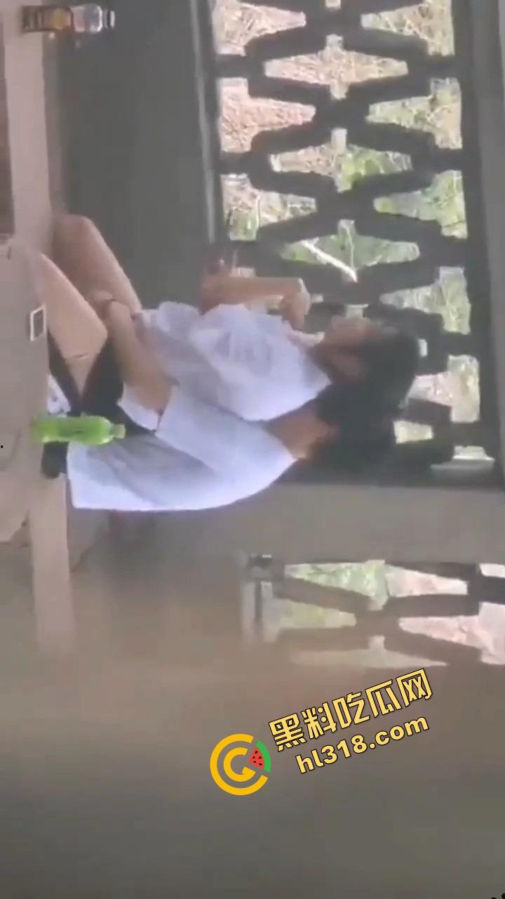 两高中生逃课白天公园偷开房，野战打炮连安全套都来不及戴，阳光下直接开始啪啪，青春期欲望根本藏不住！-2