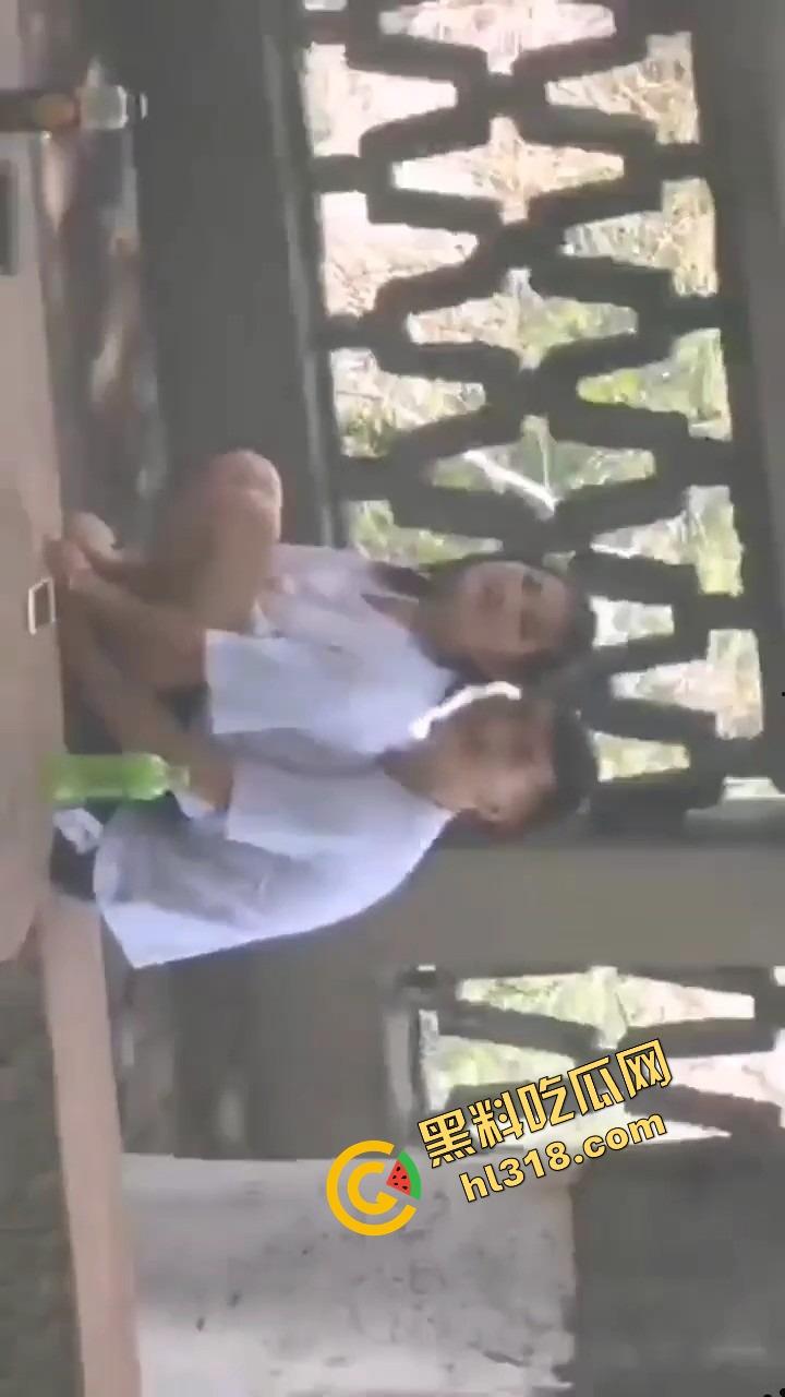 两高中生逃课白天公园偷开房，野战打炮连安全套都来不及戴，阳光下直接开始啪啪，青春期欲望根本藏不住！-3