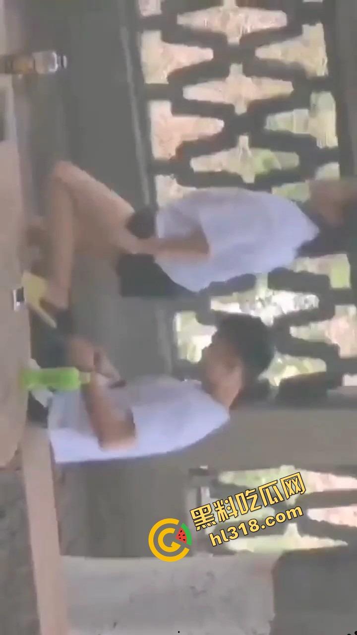 两高中生逃课白天公园偷开房，野战打炮连安全套都来不及戴，阳光下直接开始啪啪，青春期欲望根本藏不住！-4