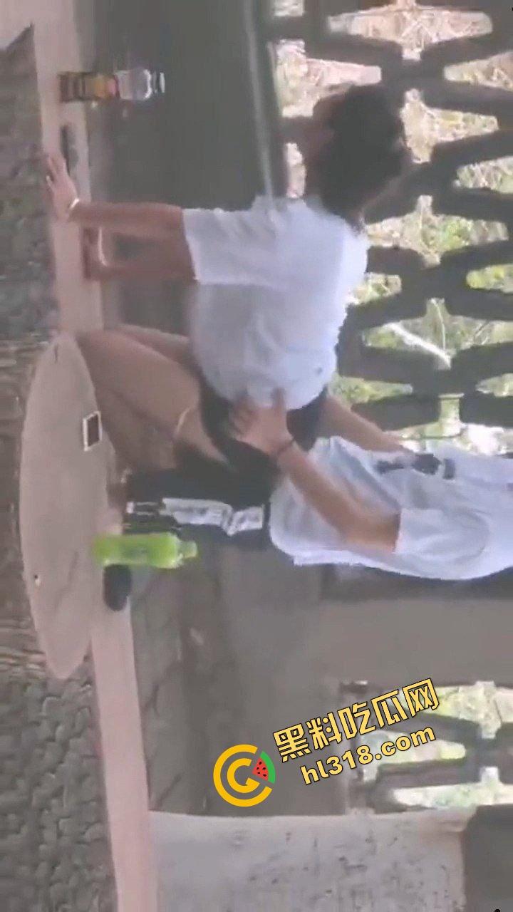 两高中生逃课白天公园偷开房，野战打炮连安全套都来不及戴，阳光下直接开始啪啪，青春期欲望根本藏不住！-8