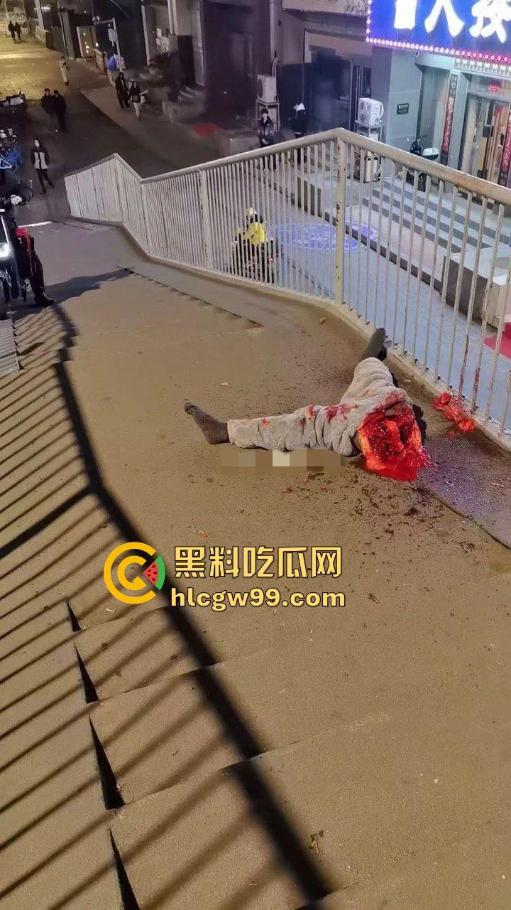 武汉花园道ICC天桥惊现断头惨案，跳楼不成被栏杆拦腰斩断，血浆横飞，画面惨烈重口慎入！-11