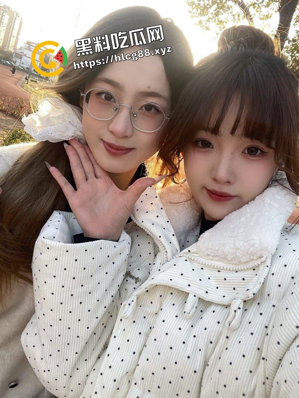 杭州顶级骚母狗淫妻贱逼女，喊上3位骚鸡闺蜜与老公5P做爱，1v4大战轮流上阵操逼！-1