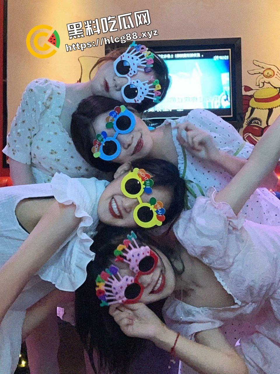 杭州顶级骚母狗淫妻贱逼女，喊上3位骚鸡闺蜜与老公5P做爱，1v4大战轮流上阵操逼！-3