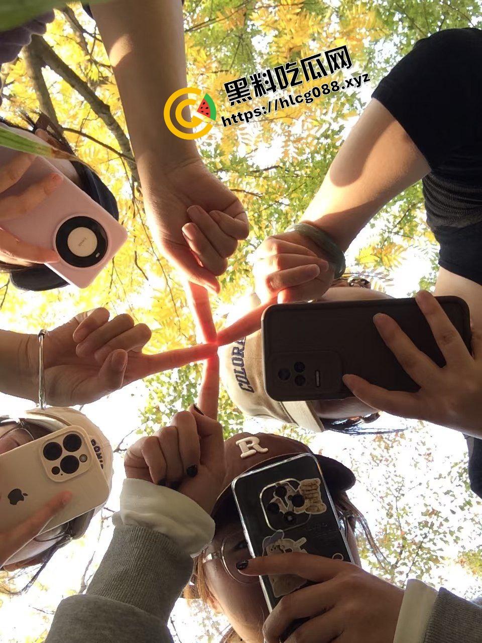 杭州顶级骚母狗淫妻贱逼女，喊上3位骚鸡闺蜜与老公5P做爱，1v4大战轮流上阵操逼！-4