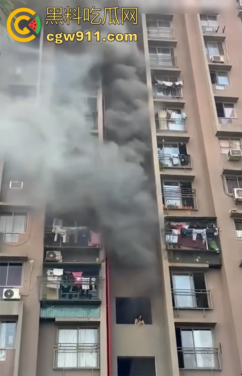 印尼某小区发生火灾，电瓶车爆燃无法下楼，两男子化身超人，在楼下窗口接孩子，实在太惊险了！-1