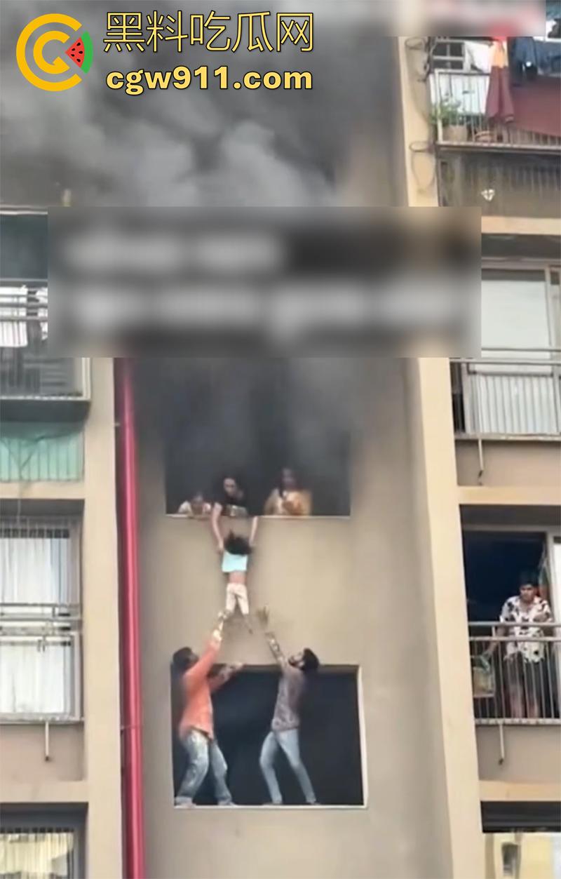 印尼某小区发生火灾，电瓶车爆燃无法下楼，两男子化身超人，在楼下窗口接孩子，实在太惊险了！-6