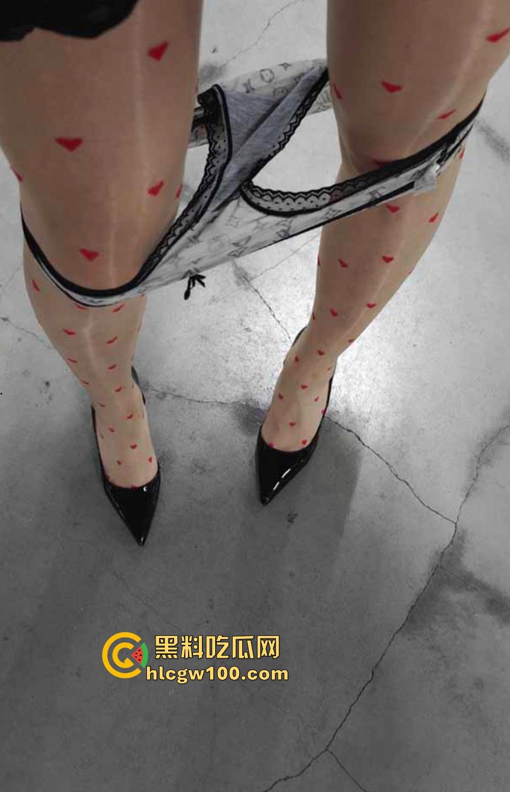快手潍坊骚少妇『郑丹丹的丹』主动勾引体育生，骑乘位奶子乱晃，射脸吃精直接上瘾，男人看了不想射都难！-12