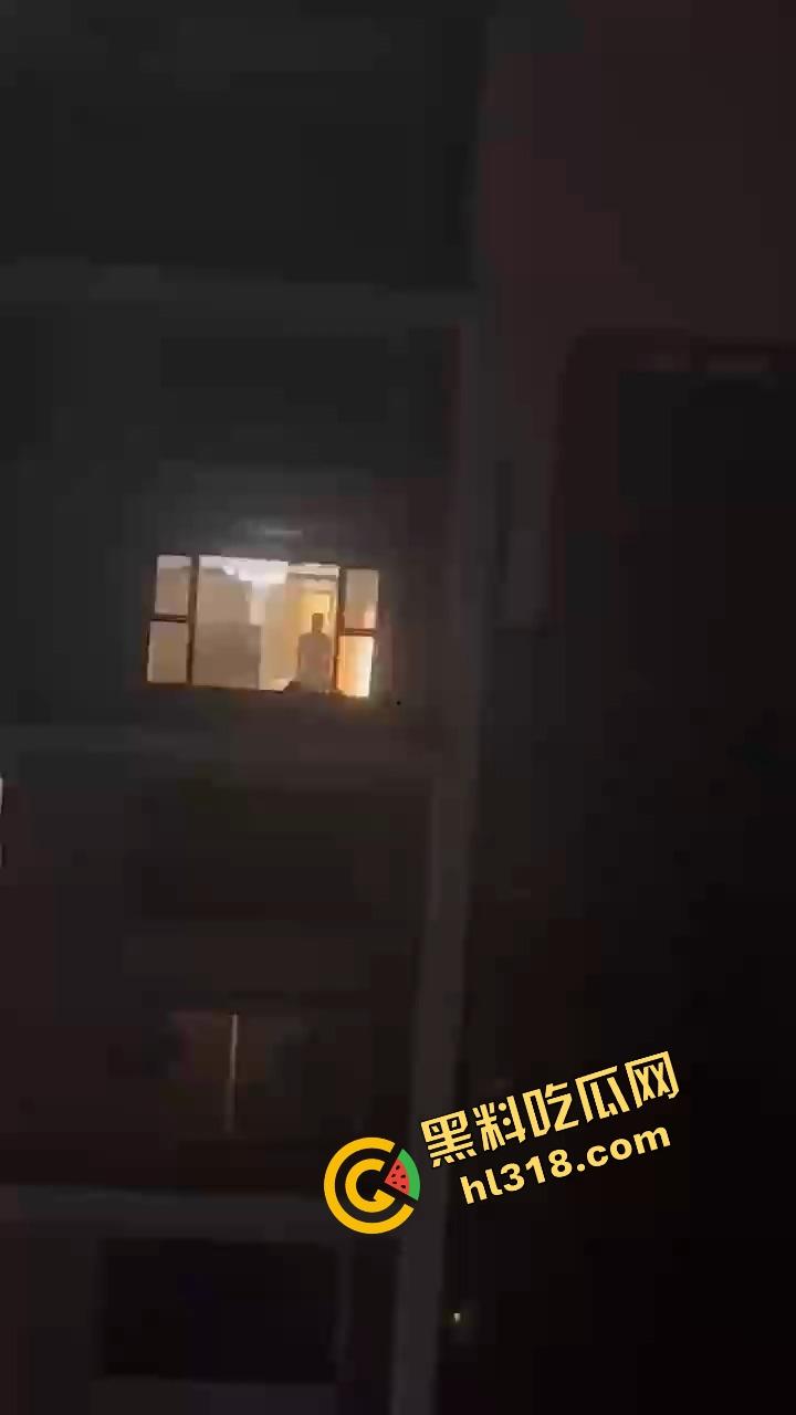 夜深人静窗前爆操不拉窗帘，灯火通明全楼观影，隔壁妹子都看傻了，就喜欢你们这种不避嫌的刺激感！-8