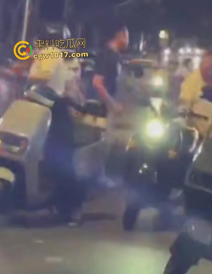 南宁街头黑衣醉汉按F进入拳皇模式，单挑三人逐个击破，老婆来劝架直接被压着打，这女人真会坏事！-1