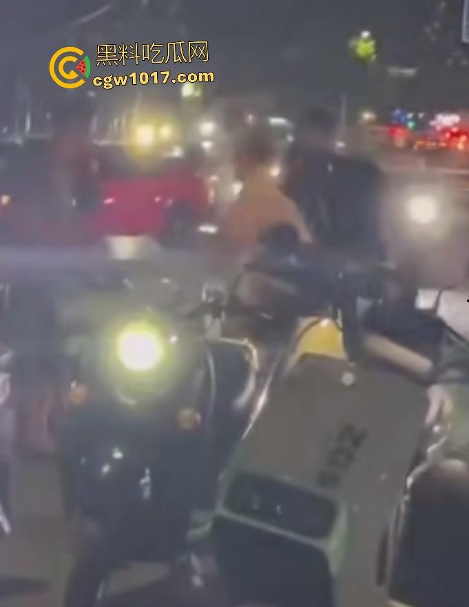 南宁街头黑衣醉汉按F进入拳皇模式，单挑三人逐个击破，老婆来劝架直接被压着打，这女人真会坏事！-3