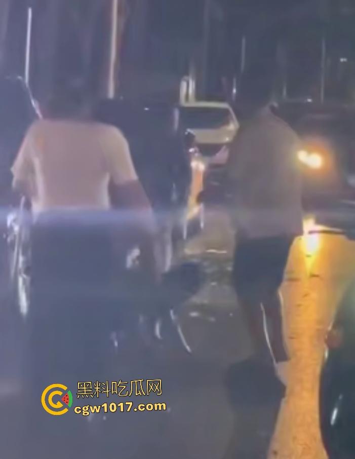 南宁街头黑衣醉汉按F进入拳皇模式，单挑三人逐个击破，老婆来劝架直接被压着打，这女人真会坏事！-6