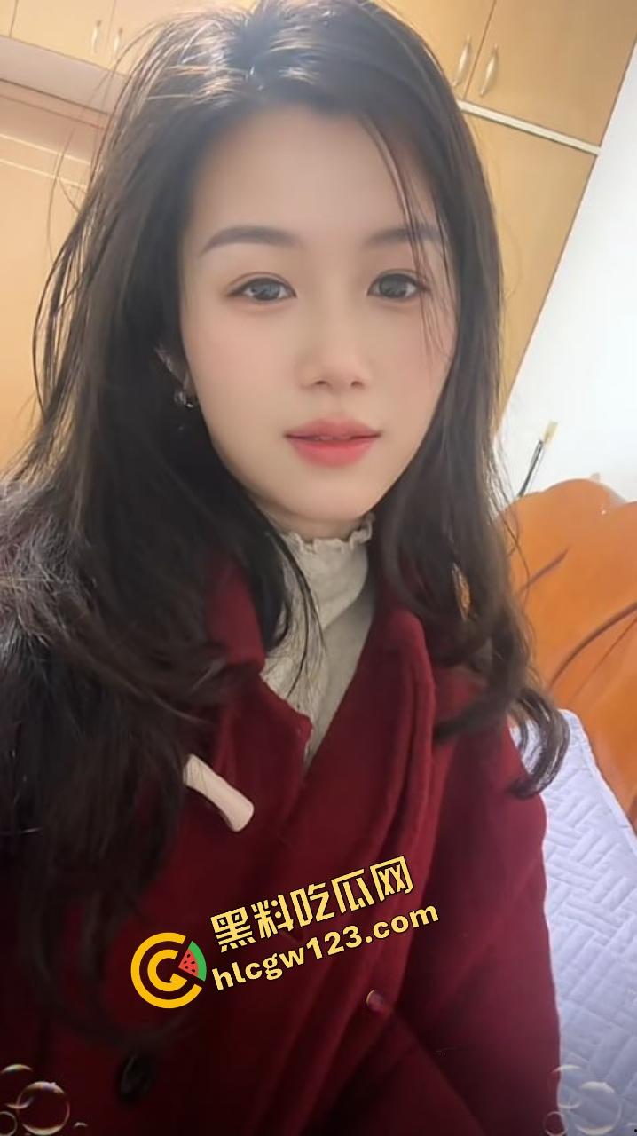 抖音『殷萧童』装乖给粉丝看要礼物，骚逼却被炮机操到喷水翻白眼，上面给粉丝看下面大哥看！-2