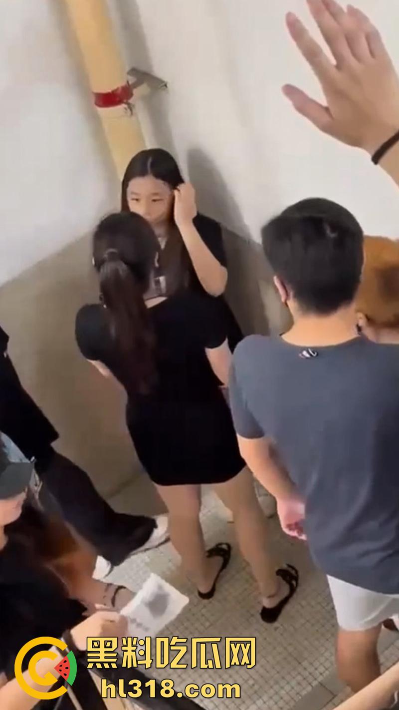 广西清纯小美女遭霸凌，被几个精神小妹，携带黄毛围堵走廊，各种语言嘲讽和扇嘴巴，还录视频炫耀！-5