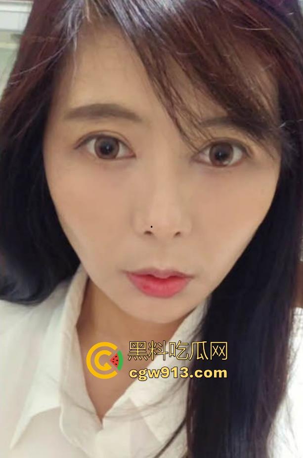 儿子客厅强操性感母亲，紧身低胸裙，肥臀与骚穴被猛烈后入，淫水四溅，呻吟失控至失禁！-2