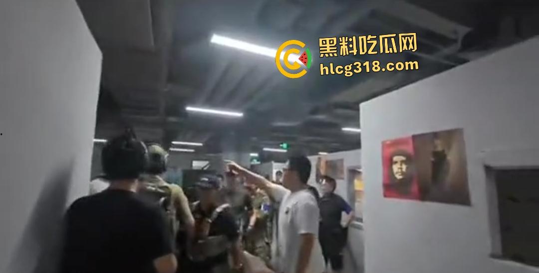 抖音【胖小悦】真人CS故意打人耍赖！黑衣侠见义勇为和胖妞男友起冲突！小仙女打不得？-5