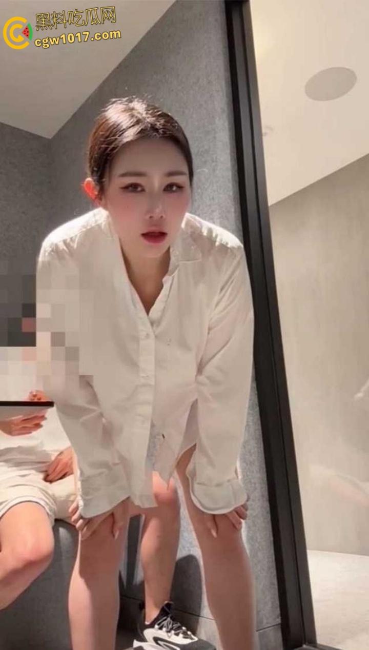 巨乳网黄【汐梦瑶】，商场透明玻璃屋隔窗做爱，被路人夫妻驻足围观，当众后入刺激翻倍，淡定摇奶顶臀疯狂交欢！-7