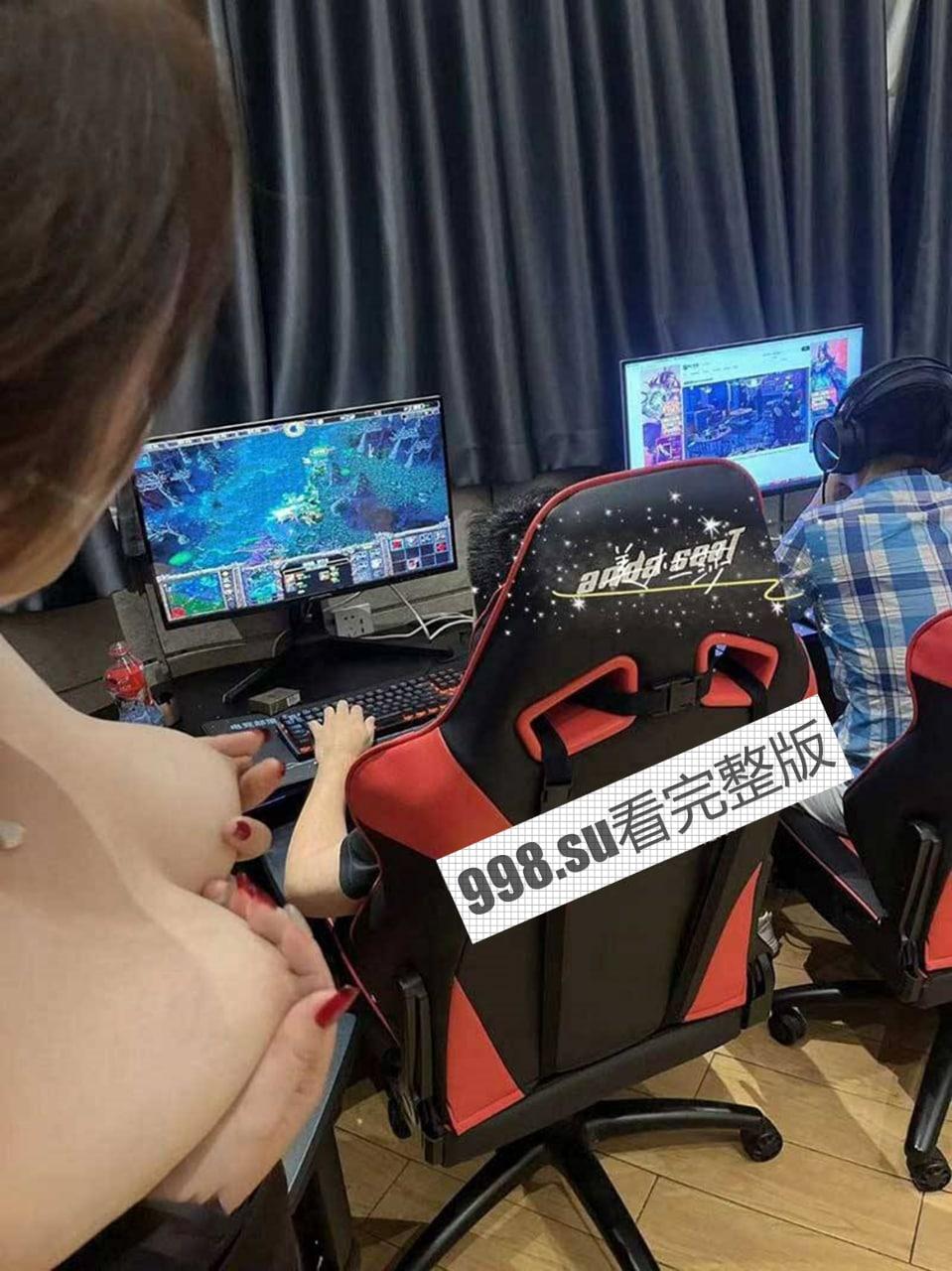 96 年长腿模特绿帽淫妻露出网红美杜莎 3P 多人视频流出-13