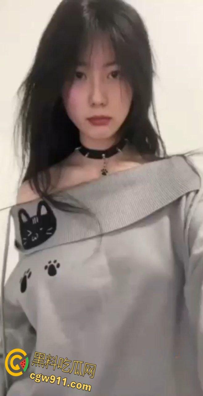 暑假异地恋男友，网调微胖童颜巨乳女友，穿着jk和吊带碎花裙脱衣全裸，开学直奔酒店大下午就做起爱 ！-2