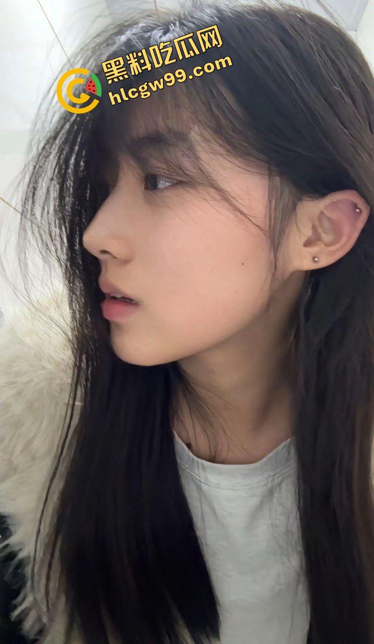 抖音清纯嫩妹反差女同【忧】私底下竟带着闺蜜一起约炮大哥，刺激深喉口爆淫荡双飞！-3