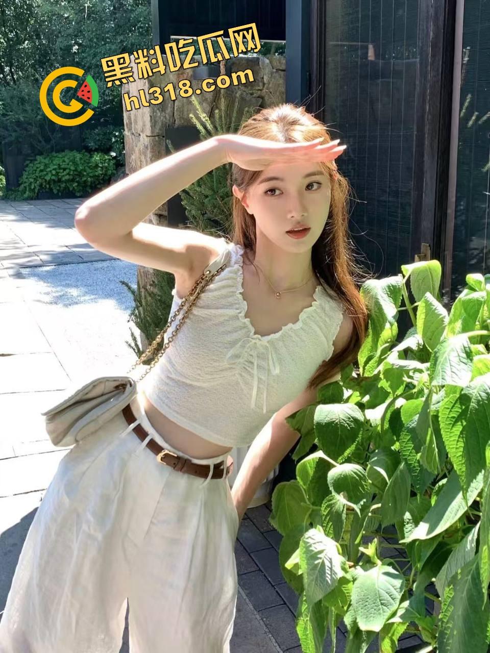 怪不得骚货都爱黑皮大鸡巴，巧克力从嘴到穴全都能用，反方向大黑棍插到翻白眼，这种花样谁不想试一试？-1