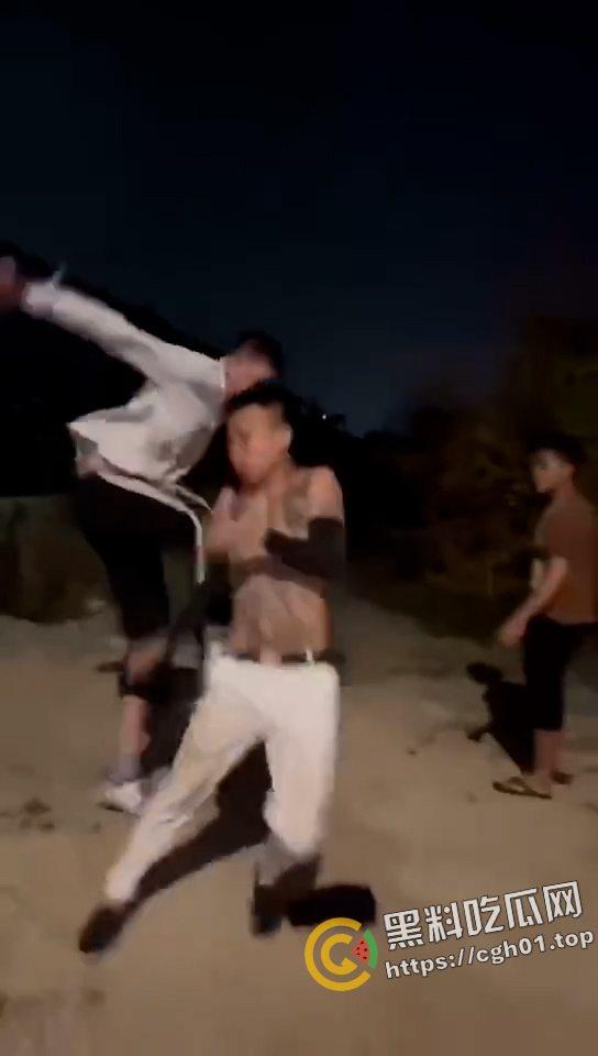 爷们要战斗！精神小伙战斗合集 飞踢 围殴 砍刀 古惑仔又都回来了-8