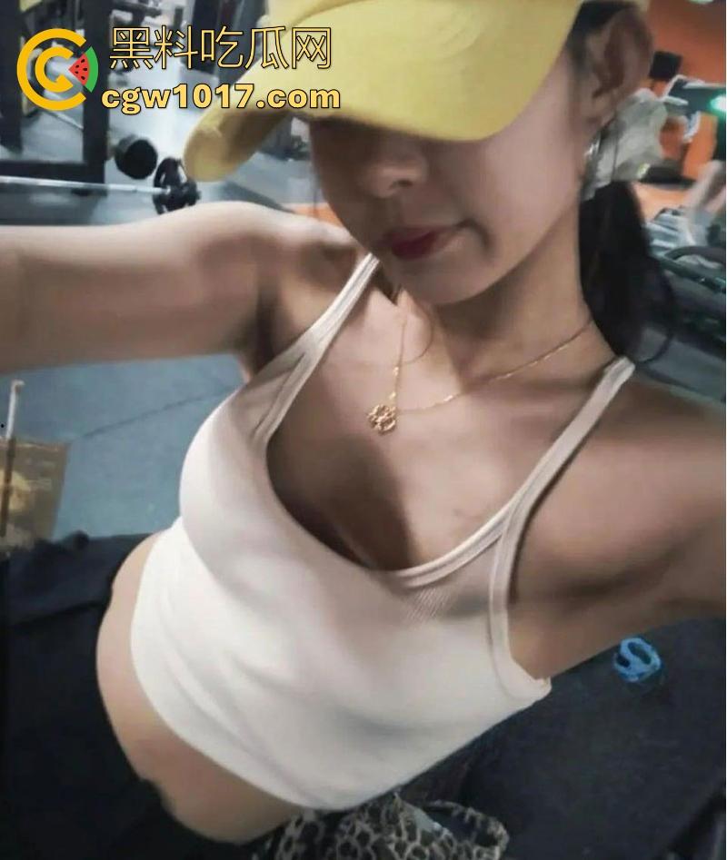 网聊约炮小红书极品小美，清纯少女秒变骚逼精盆，酒店套房跪吞巨屌，无套后入内射喷精，看着就很有感觉！-4