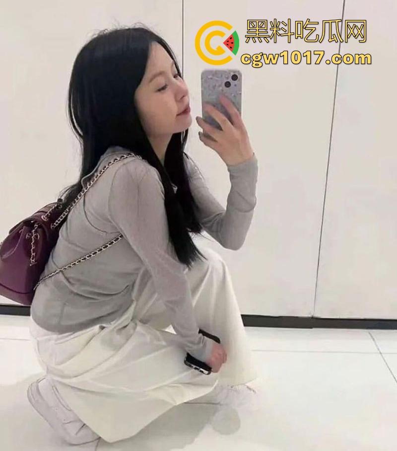 网聊约炮小红书极品小美，清纯少女秒变骚逼精盆，酒店套房跪吞巨屌，无套后入内射喷精，看着就很有感觉！-6