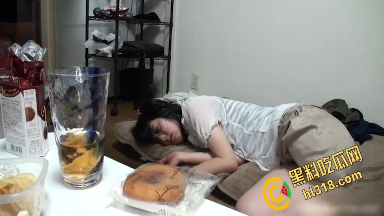 清纯短发学生妹寄宿叔叔家，惨遭大叔PUA灌醉，带回出租屋无套内射，粉嫩处女就这样被糟蹋了 ！-2