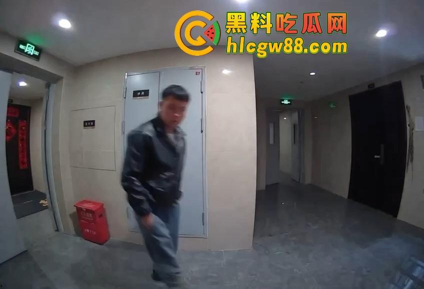 山东小区惊现饿疯贼娃子，大白天溜门撬锁，被发现撒腿就跑，半路还蹲阳台偷看，咋的？饿到不死心？-3